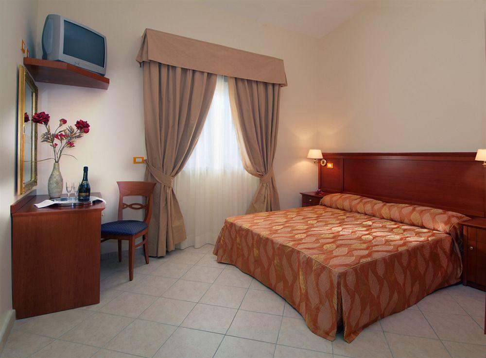 Complesso L'Oasi Hotel Aranova Стая снимка
